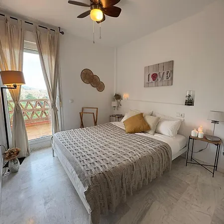 Sea & Mountain View With Pool & Parking Appartamento Benalmádena